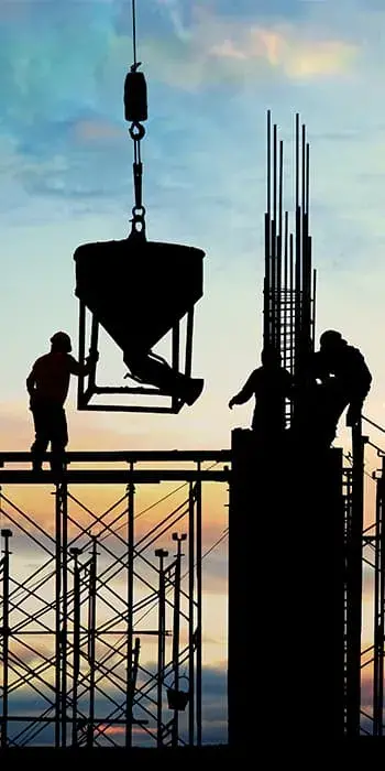Trabalhadores em cima de andaimes