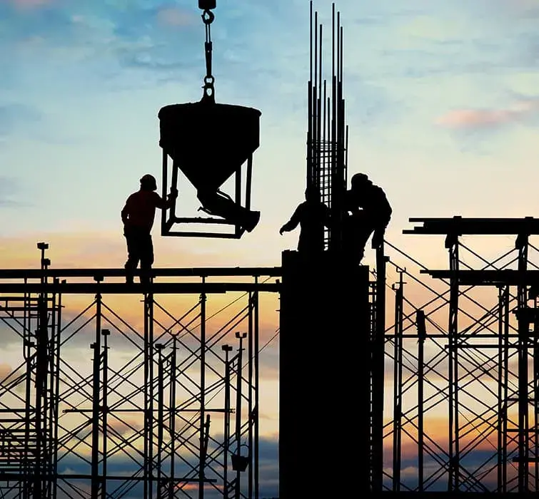 Trabalhadores em cima de andaimes